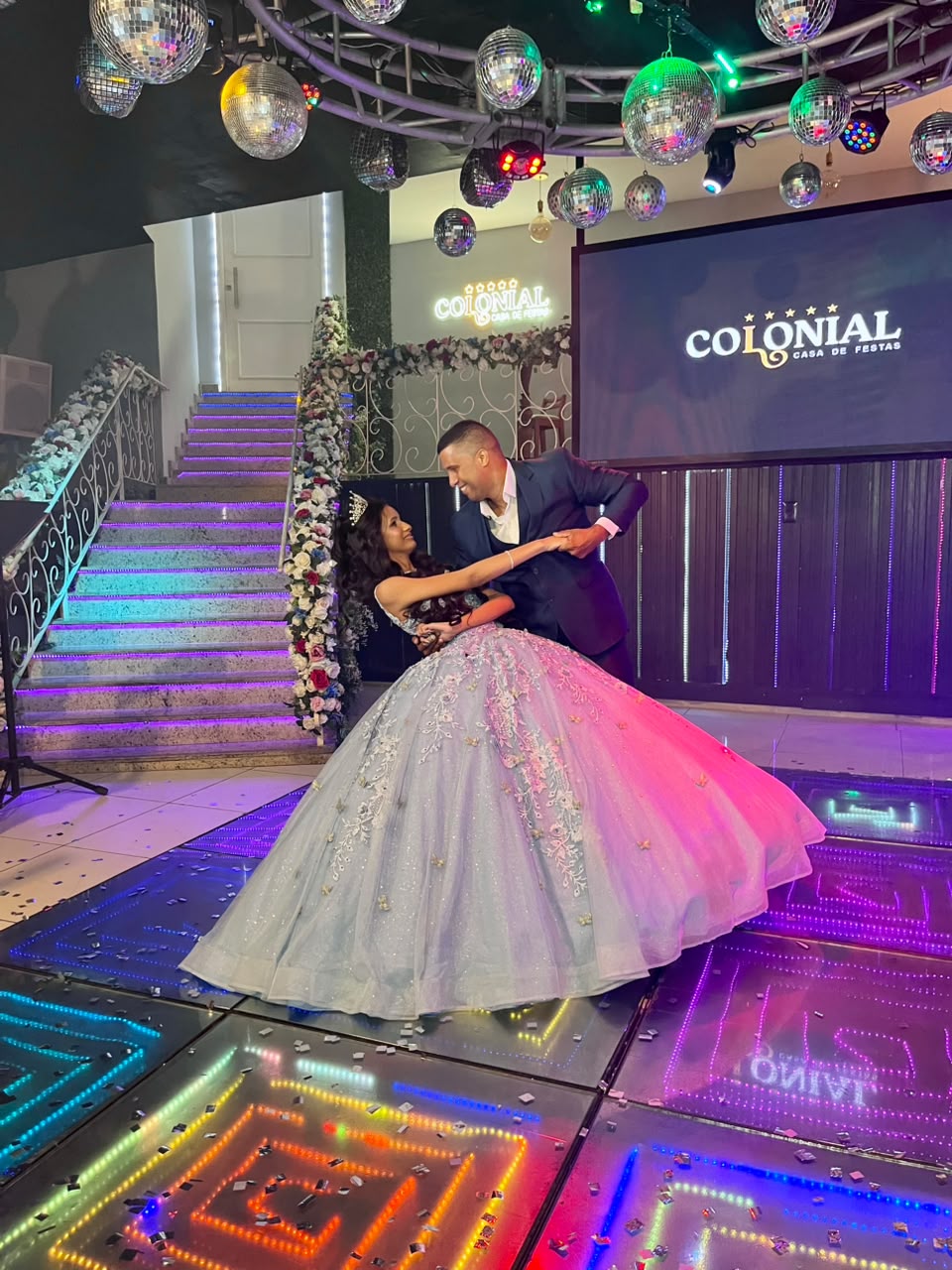 Casal dançando em evento